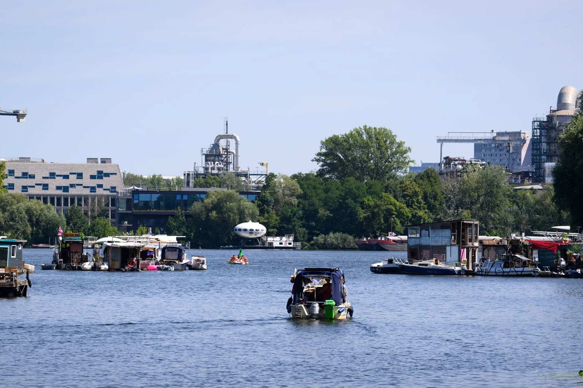 In der Rummelsburger Bucht geht es in der Regel beschaulich zu. Das lockt viele Menschen ans und auf das Wasser.