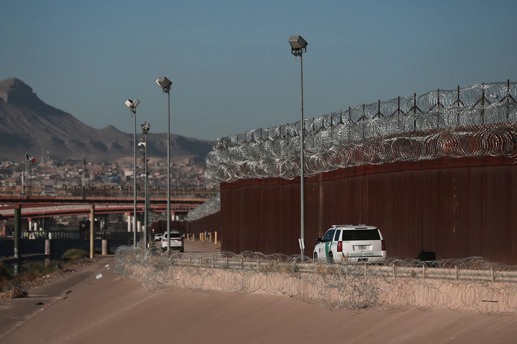 Eine US-Grenzpatrouille ist an der Grenze zwischen den USA und Mexiko in El Paso, Texas, im Einsatz.