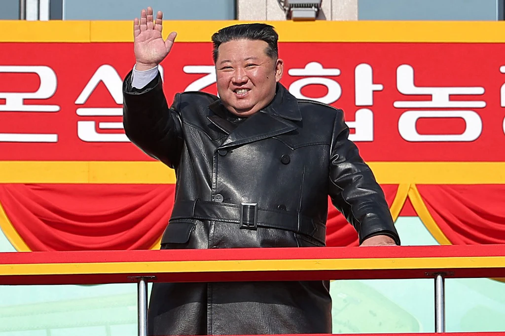 Das von nordkoreanischen Nachrichtenagentur KCNA veröffentlichte Bild zeigt den nordkoreanischen Machthaber Kim Jong Un bei der Einweihungsfeier einer Gewächshausfarm im Februar.