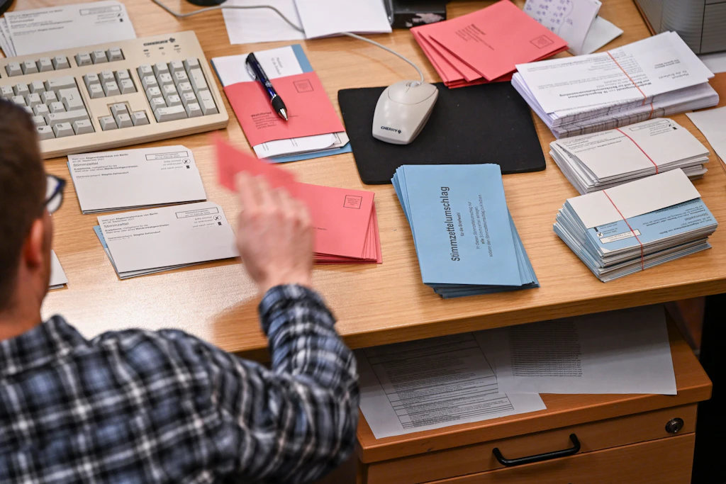 Mitarbeiter bereiten Wahlunterlagen für die Briefwahl vor. (Archivbild)