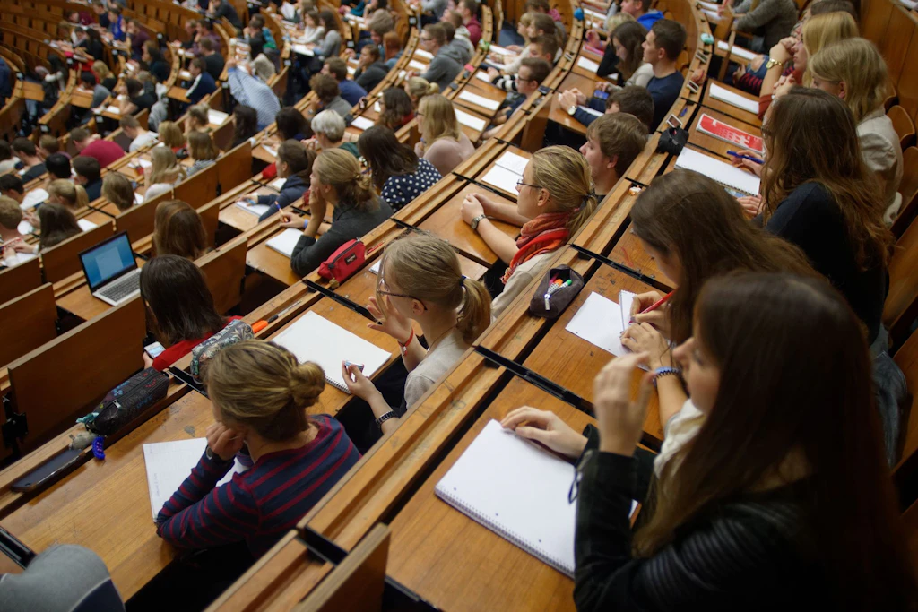 Studenten während einer Vorlesung in einem Hörsaal.