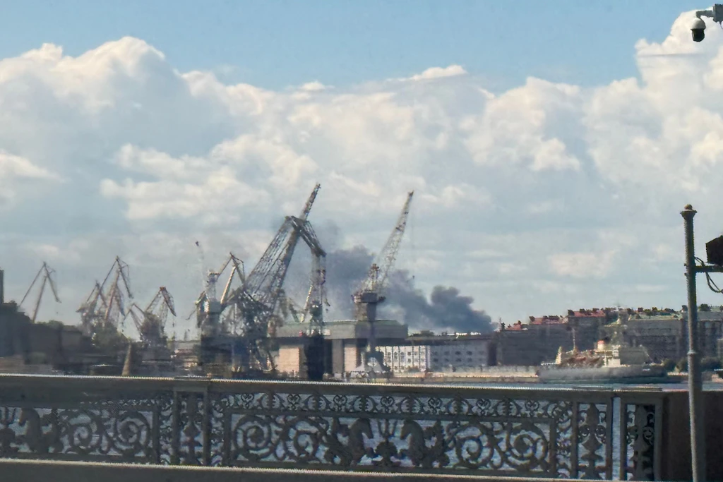 Rauch steigt auf im Hafen von St. Petersburg, Russland.