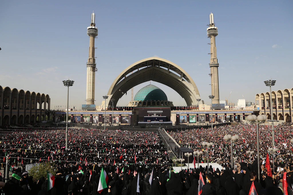 Tausende Menschen versammeln sich im Imam-Chomeini-Mosalla in Teheran zum Auftakt der Trauerfeiern für Ali Chamenei.
