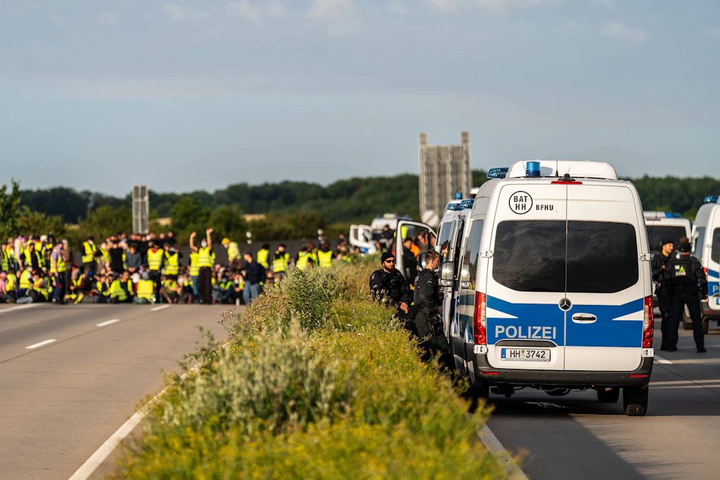 Sitzblockade auf der Autobahn: Demonstranten versperren die Zufahrtswege