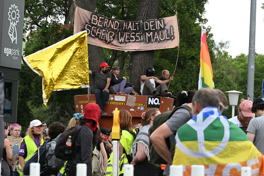 Demonstranten versammeln sich am Egapark in Erfurt.