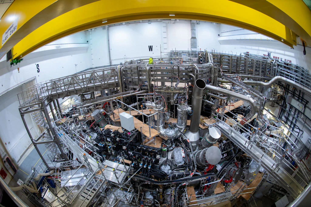 Das ringförmige Plasmagefäß für das Kernfusionsexperiment „Wendelstein 7-X“ im Max-Planck-Institut für Plasmaphysik in Greifswald.