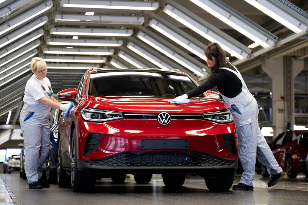 Entscheidend für die Bewältigung der VW-Krise ist nicht, ob Mitarbeiter 40 statt 35 Stunden arbeiten können – sondern wie der Konzern in zehn Jahren Geld verdienen will.