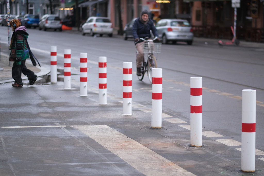 Durchfahrt für Autos verboten: In Friedrichshain versperren Poller die Einfahrt in die Niederbarnimstraße.
