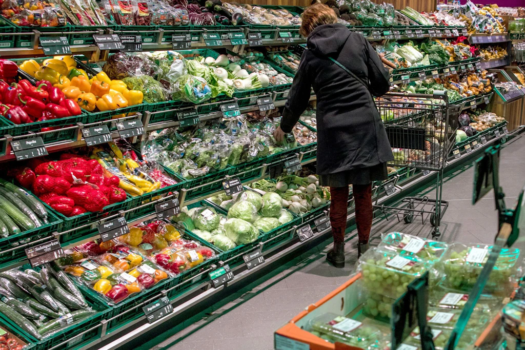 Gedudel zur Gurke: In den Regalen eines Supermarkts liegen Obst und Gemüse.
