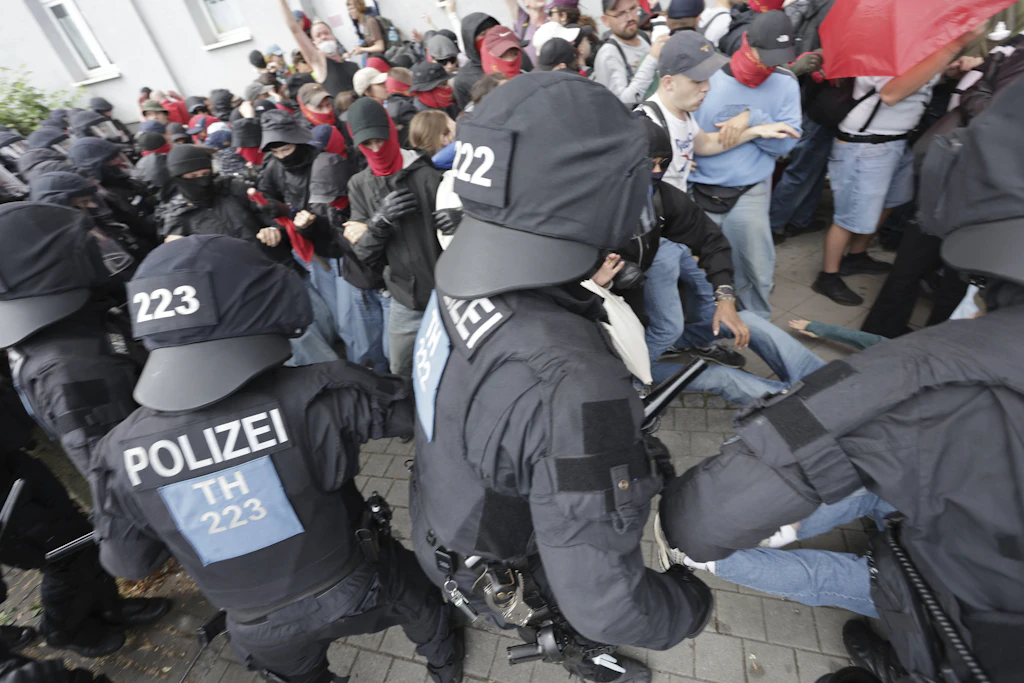 Polizeieinsatz bei Demonstration gegen den AFD-Parteitag in Erfurt.