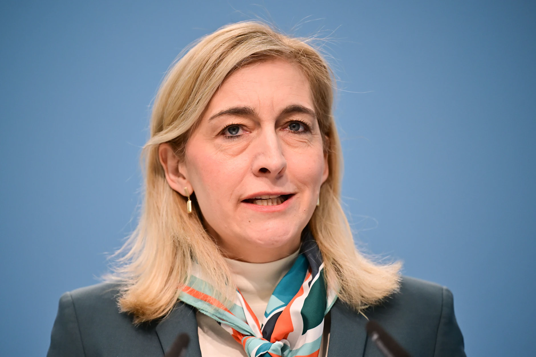 Gesundheitsministerin Nina Warken (CDU) will die Pflege reformieren und dabei Ausgaben kürzen.