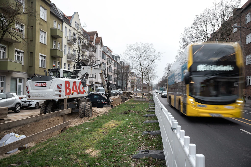 BVG-Bus am Hindenburgdamm in Steglitz: Die vielen Baustellen bremsen auch die BVG aus.