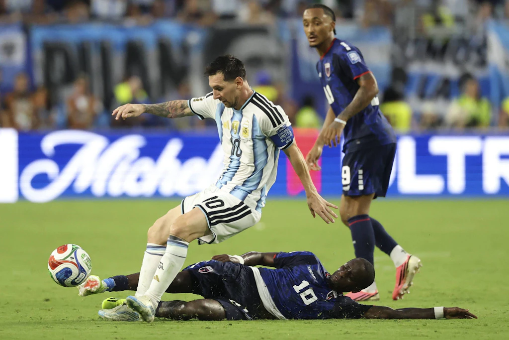 Lionel Messi (l.) traf für Argentinien auch gegen Kap Verde.