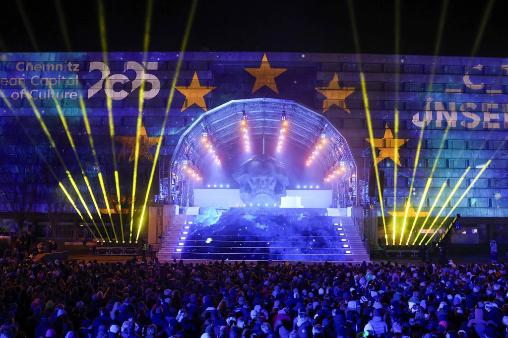 Mit einer Lasershow am Marx-Monument wurde das Jahr 2025 als Europäische Kulturhauptstadt in Chemnitz eröffnet. Doch was blieb vom großen Rummel?