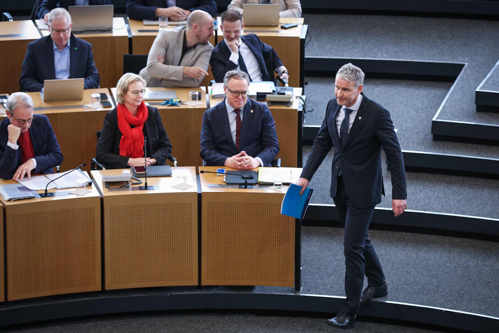 In seinem Heimatfreistaat hat Thüringens CDU-Chef Mario Voigt (vorn mitte) eine Minderheitsregierung mit der neugegründeten Partei „Thüringen.gerecht“ zu führen und ringt gegen die AfD um deren streitbaren Fraktionschef Björn Höcke (r.).