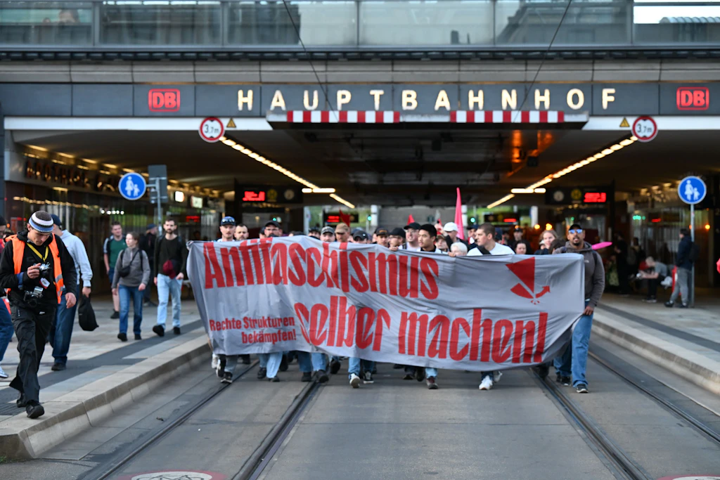 Erste Demonstranten am Erfurter Hauptbahnhof am Morgen.