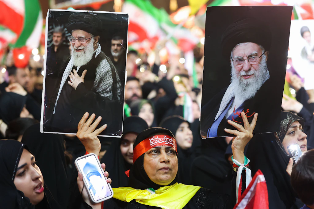 Auch viele Frauen nahmen an einer Kundgebung auf dem Enghelab-Platz in Teheran am Vorabend des Staatsbegräbnisses von Oberstem Führer Ali Khamenei (1939–2026) teil.