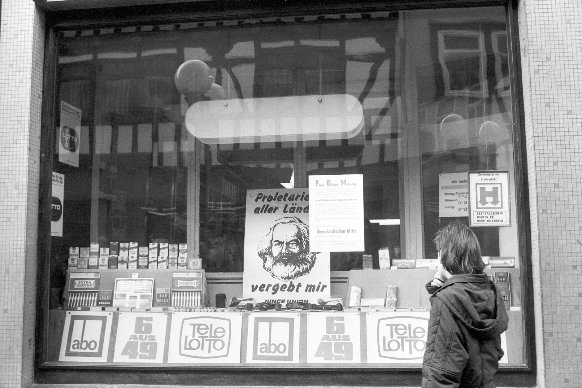 Im Februar 1990: ein Blick in eine der 15.000 Lottoannahmestellen der DDR.