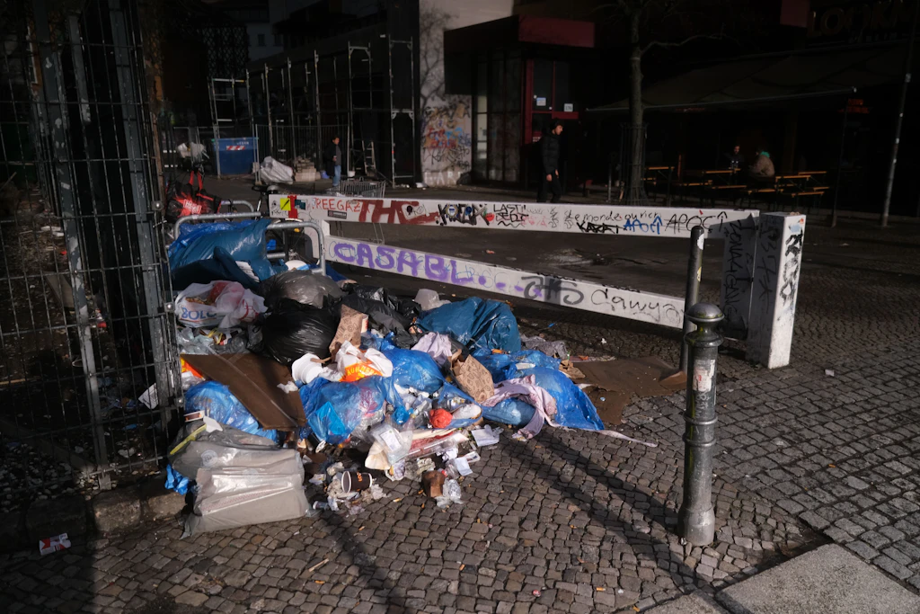 Überall Dreck in der Stadt, wie hier Müllberge am Kottbusser Tor in Berlin-Kreuzberg