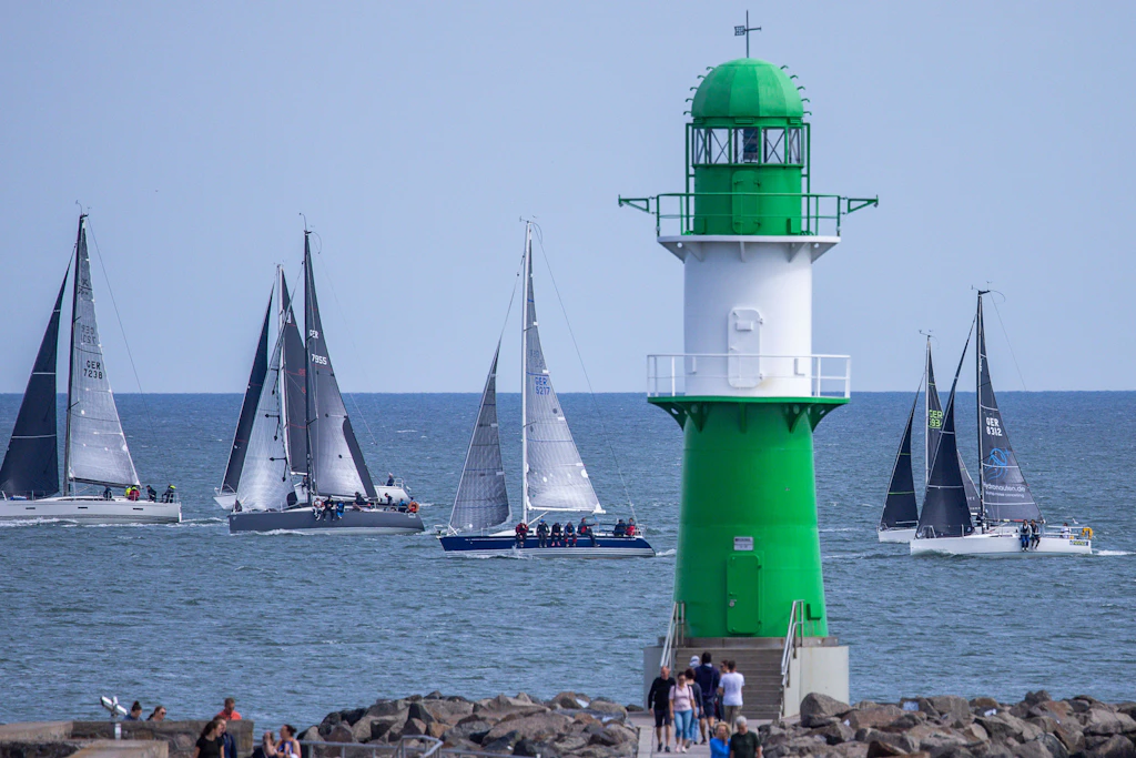 Segelboote kreuzen bei der Warnemünder Woche auf der Ostsee. Warnemünde hat eines der besten Segelreviere Europas.