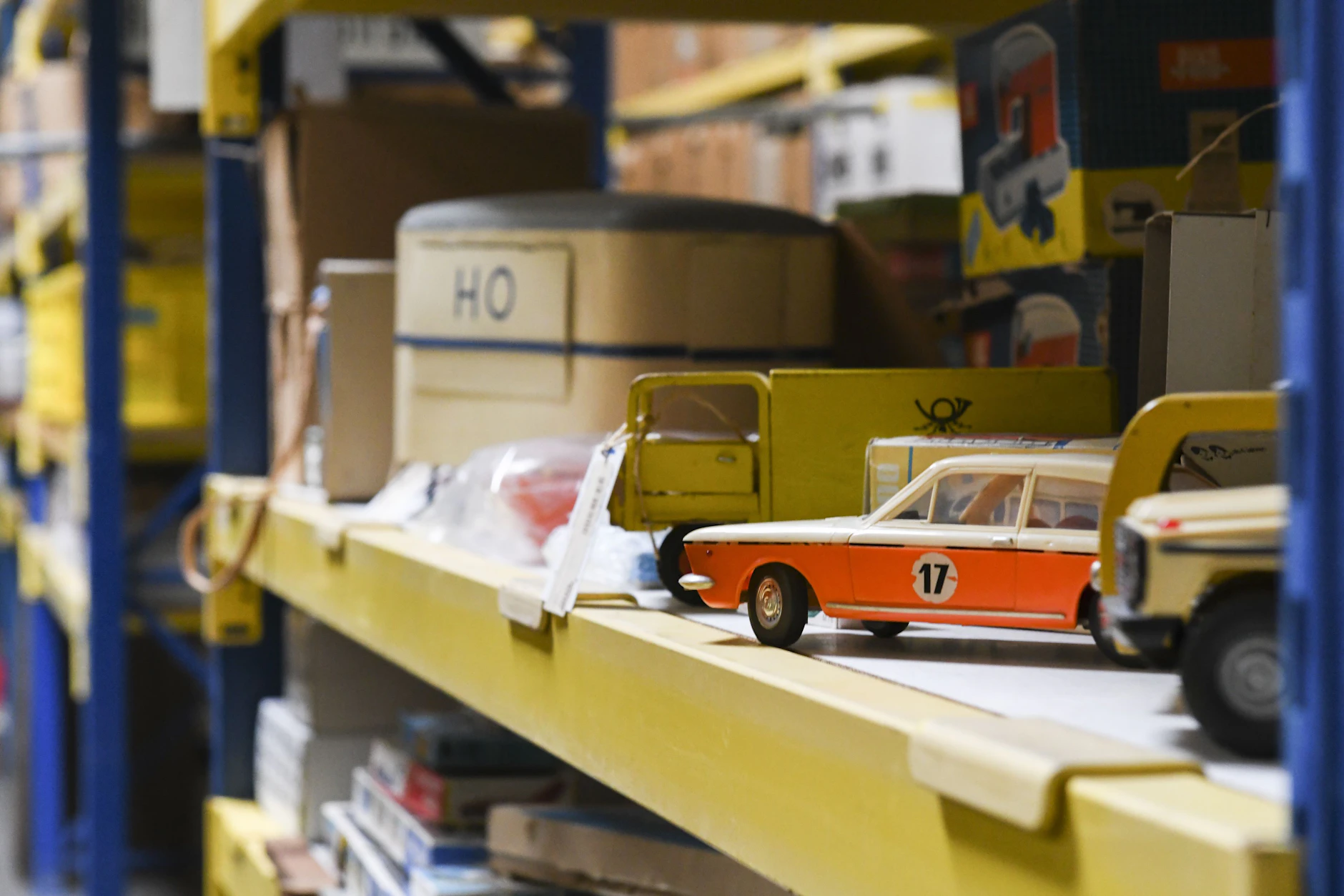 Im Depot des DDR-Museums lagern Tausende Exponate.
