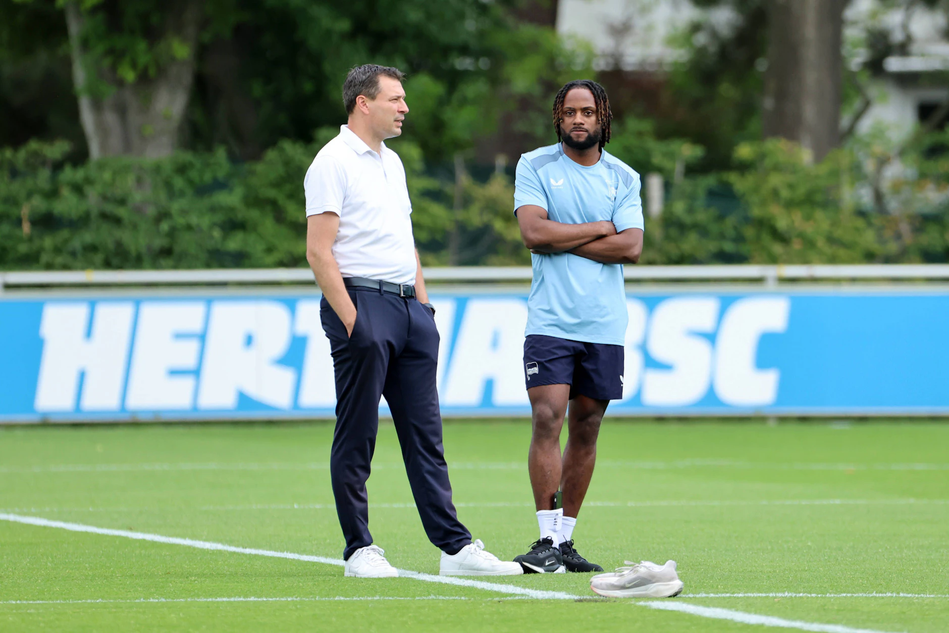 Sportdirektor Benjamin Weber redet auf dem Hertha-Trainingsplatz mit Deyovaisio Zeefuik Spätestens ab Herbst muss es Gespräche über eine Vertragsverlängerung geben.