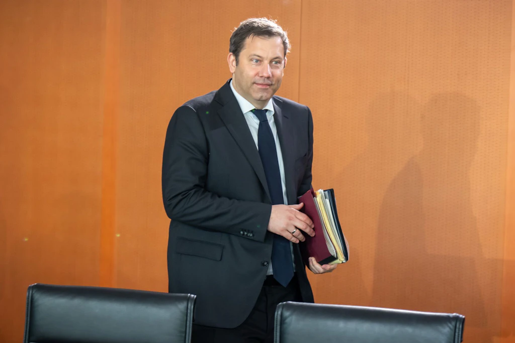 Lars Klingbeil (SPD), Bundesfinanzminister, sorgt mit einem TikTok-Video zu seinen Plänen gegen Steuerbetrug für Aufregung.