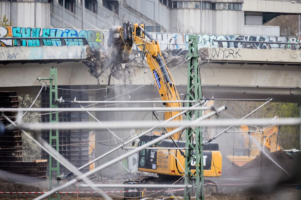 Ende einer Autobahnbrücke: Im Frühjahr 2025 wird die rissig gewordene Ringbahnbrücke, Teil des Dreieck Funkturms in Charlottenburg, mit schwerem Gerät abgebrochen.