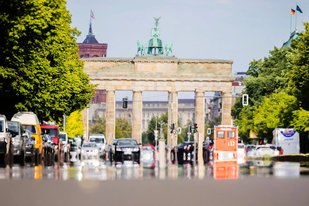 Die Straße des 17. Juni spiegelt von der Hitze vor dem Brandenburger Tor.