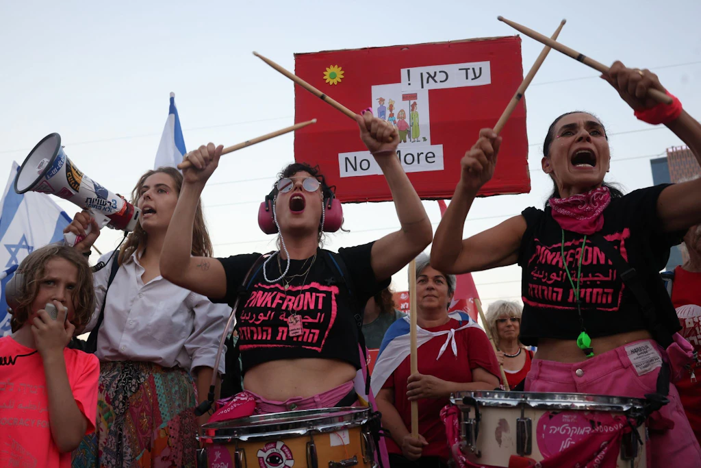 2023: Israelische Aktivistinnen demonstrieren in der überwiegend ultraorthodoxen Stadt Bnei Brak für Frauenrechte. Die Berichte über Versuche, Frauen im öffentlichen Raum einzuschränken, häufen sich.