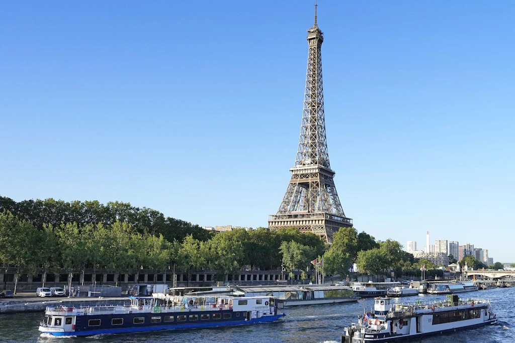Der Eiffelturm ist das Wahrzeichen von Paris. Eine religiöse Gruppe wollte den Turm ohne weibliche Begleitung besichtigen.