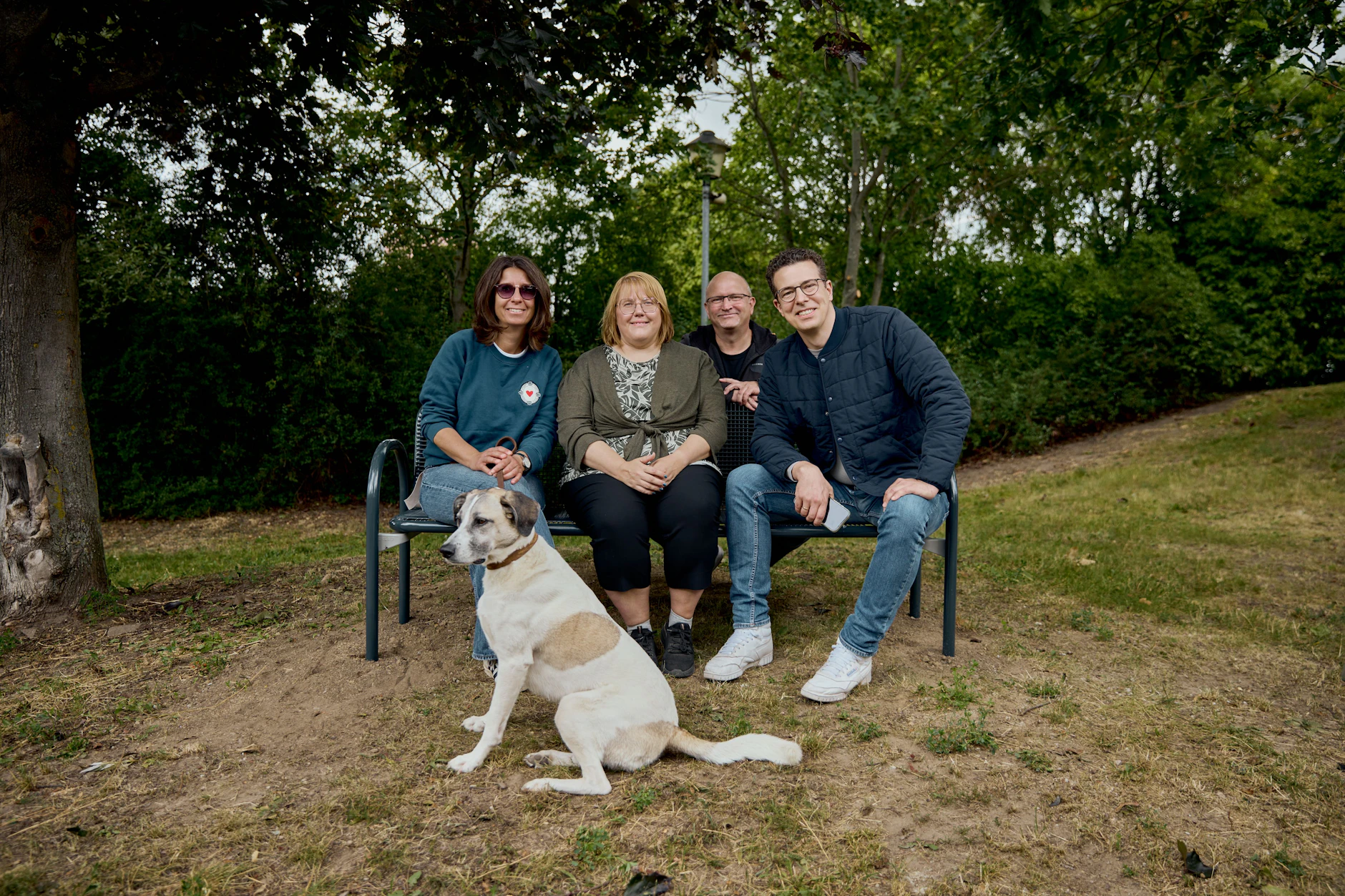 Bezirksbürgermeisterin Nadja Zivkovic (l.) mit ihrer Hündin und dem Team der Bezirksverordnetenversammlung: Sie waren für die Organisation der Hundeauslauffläche verantwortlich.