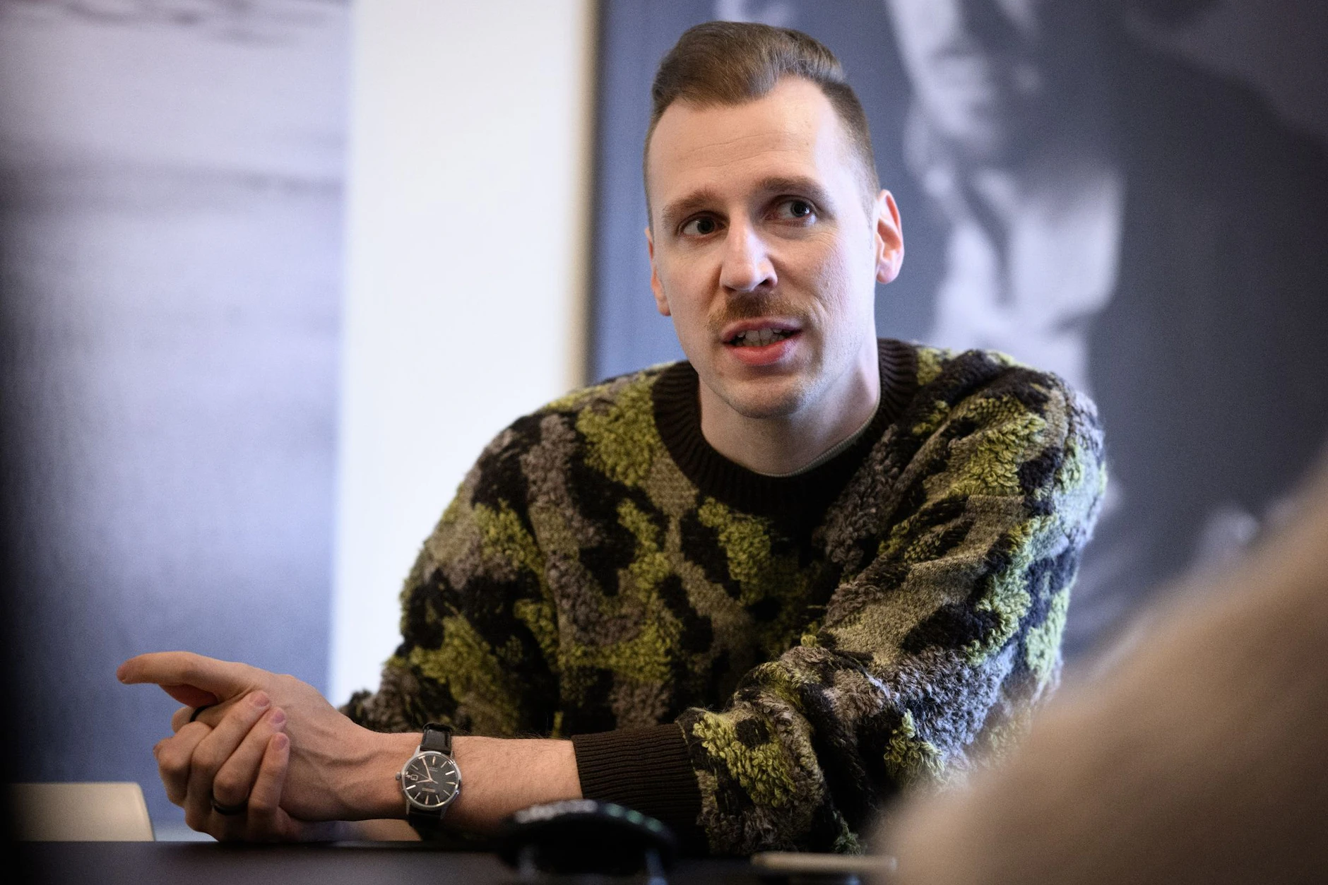 Rapper Alligatoah (Lukas Strobel) spielt am Freitagabend ein großes Konzert in der Parkbühne Wuhlheide.