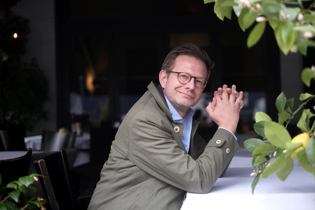 Florian Illies hat mehrere erfolgreiche Bücher geschrieben. Diesmal erkundet er Leben und Wirken eines Berliner Glasmachers.