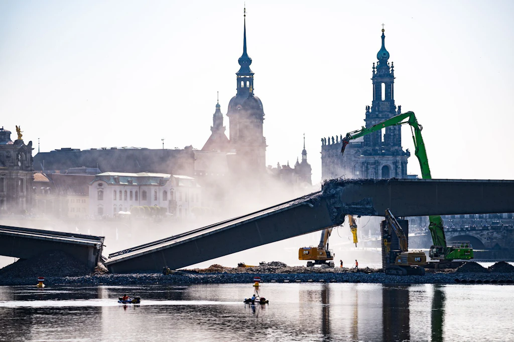 Bei Abrissarbeiten ist der Brückenzug eingestürzt. In wenigen Tagen entscheidet der Stadtrat in Dresden über die neue Carolabrücke.