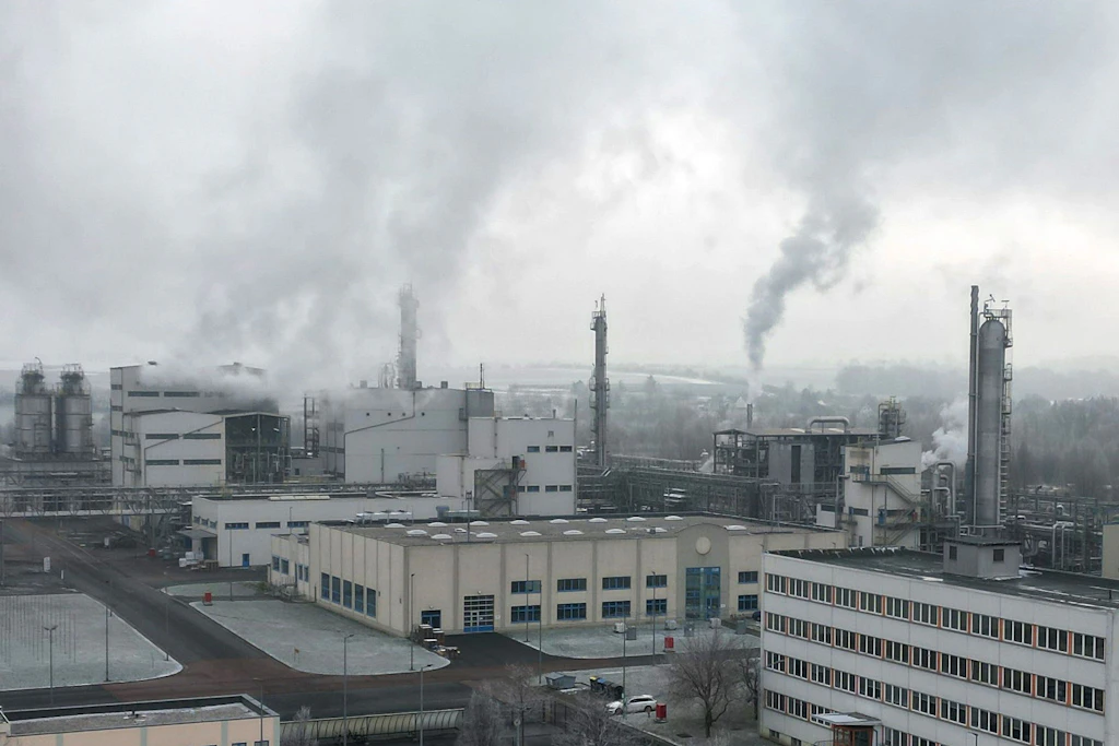 Ein Großteil der ostdeutschen Chemieunternehmen will Investitionen in Deutschland zurückfahren.