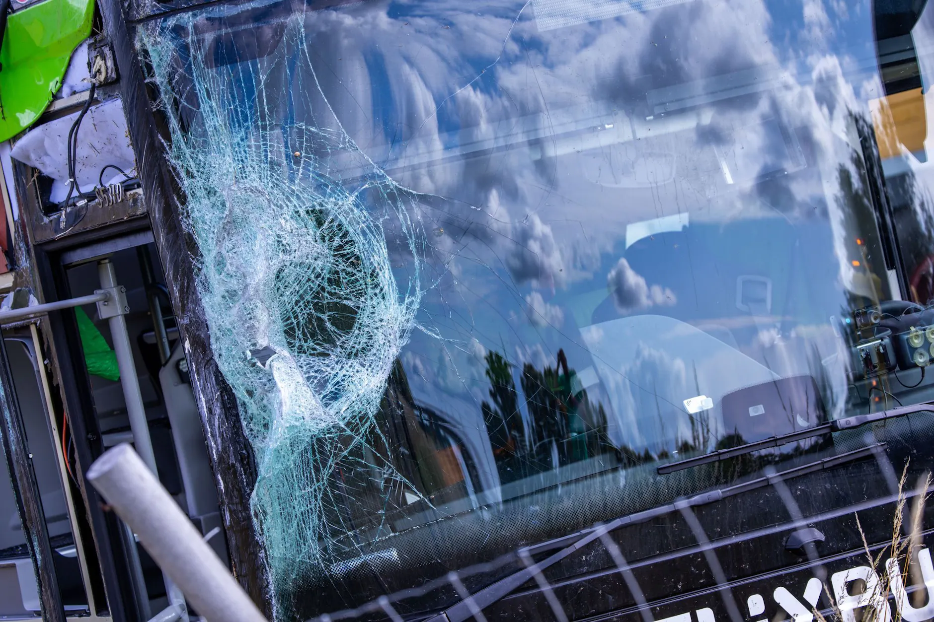 Die zerstörte Frontscheibe eines Busses nach einem Unfall eines Flixbusses (Symbolfoto).