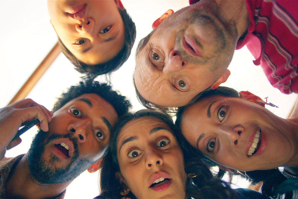 Immer für Irrungen und Wirrungen gut – die Bewohner der Doppelhaushälfte: Andi (Milan Peschel, r.), Tracy (Minh-Khai Phan-Thi, 2.v.r.), Mari (Maryam Zaree, M.), Theo (Benito Bause, l.) und Rocco (Hoang Minh Ha, 2.v.l.)