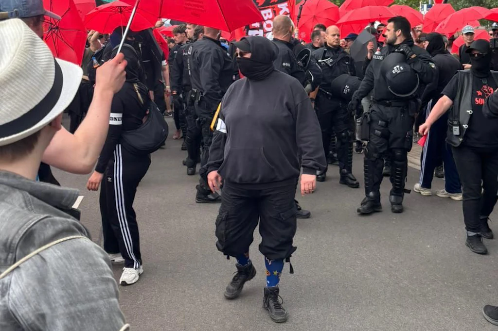 Ein mutmaßliches Antifa-Mitglied während des Demonstrationsgeschehens: Nun drohen die Aktivisten auch der CDU und dem BSW.