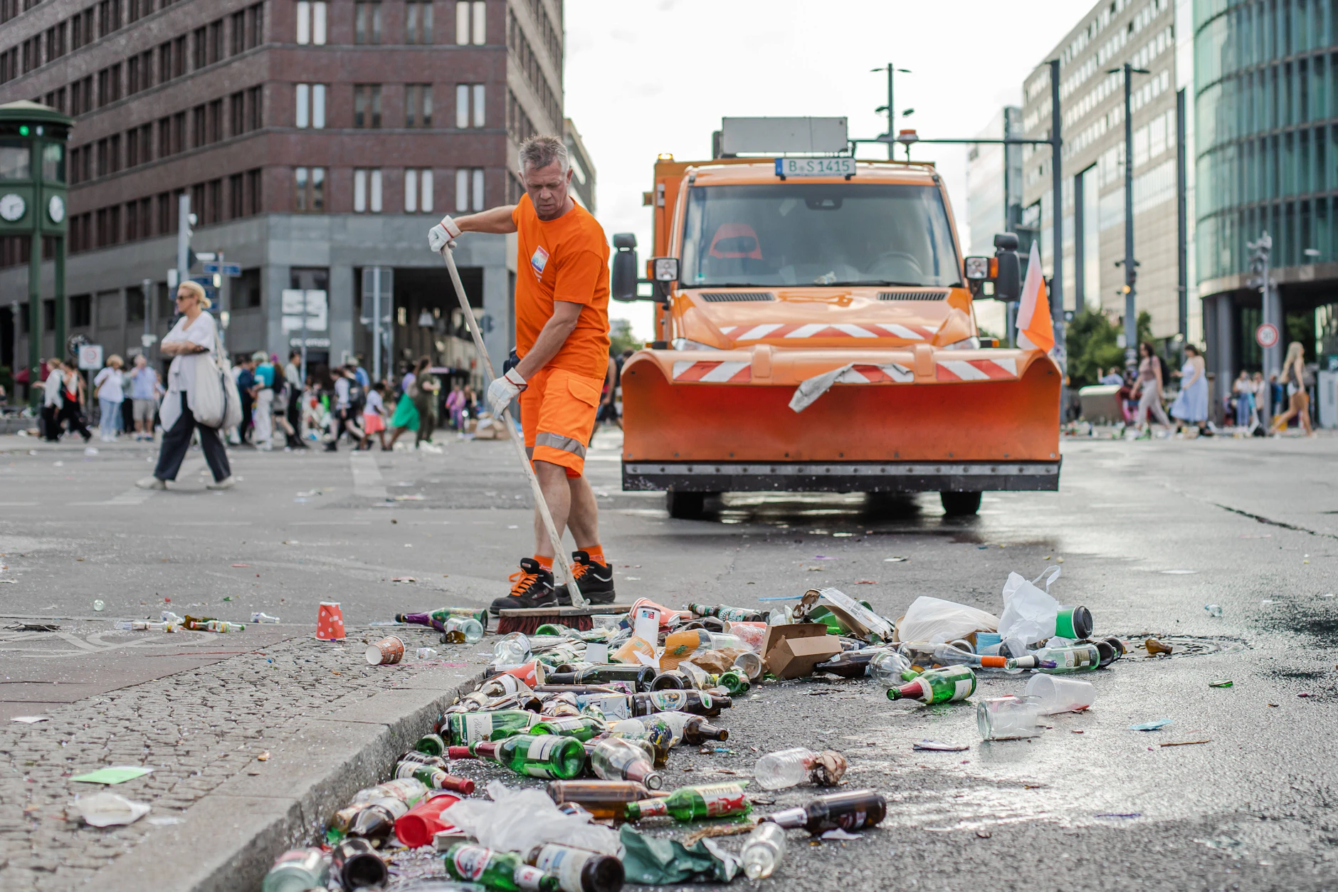 Nach der Party kommt das Saubermachen: Mehrere Straße rings um das Brandenburger Tor sind noch bis zur Nacht zum Montag gesperrt.