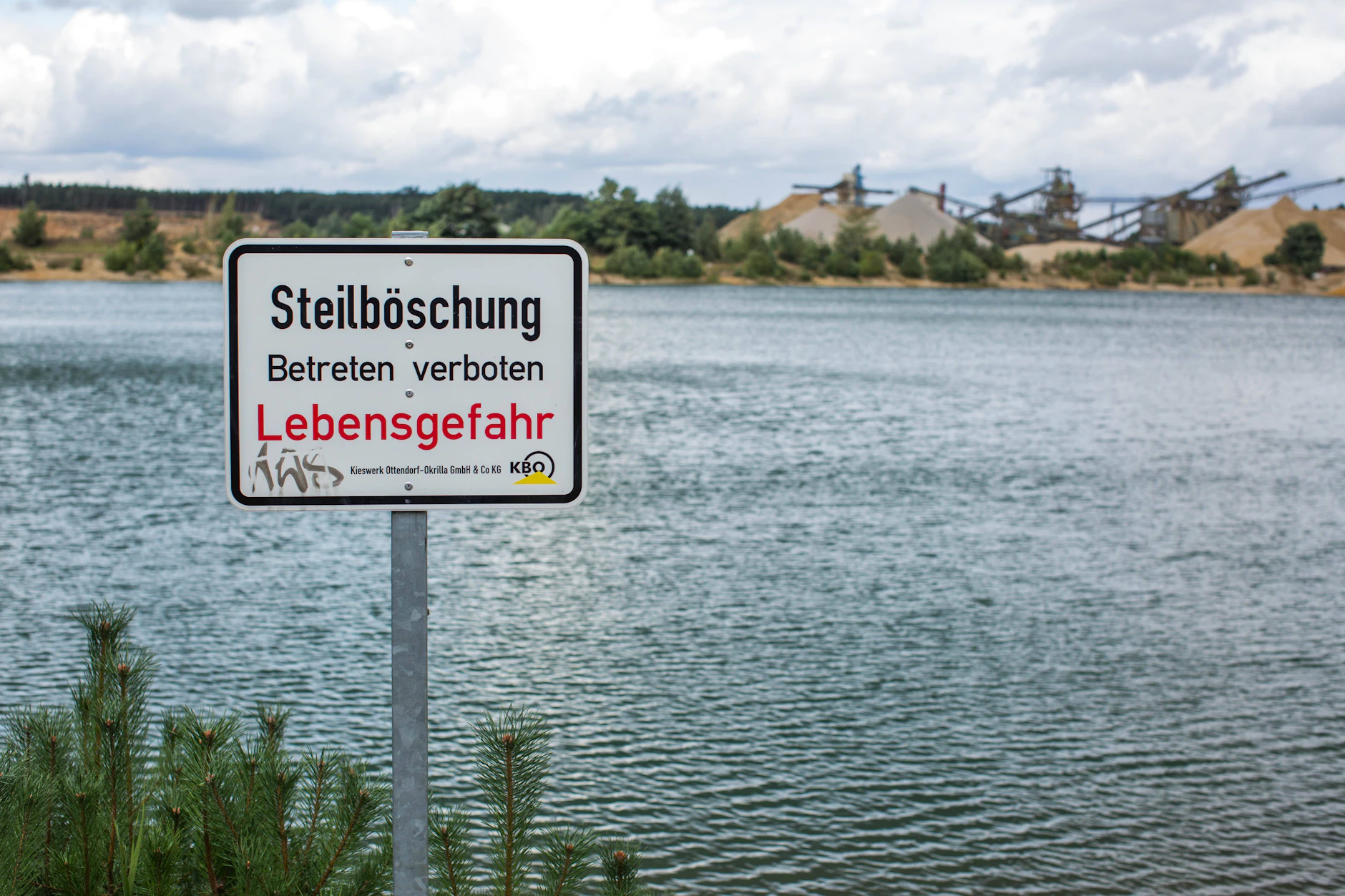An der Kiesgrube Ottendorf Okrilla warnen Schilder vorm Baden.