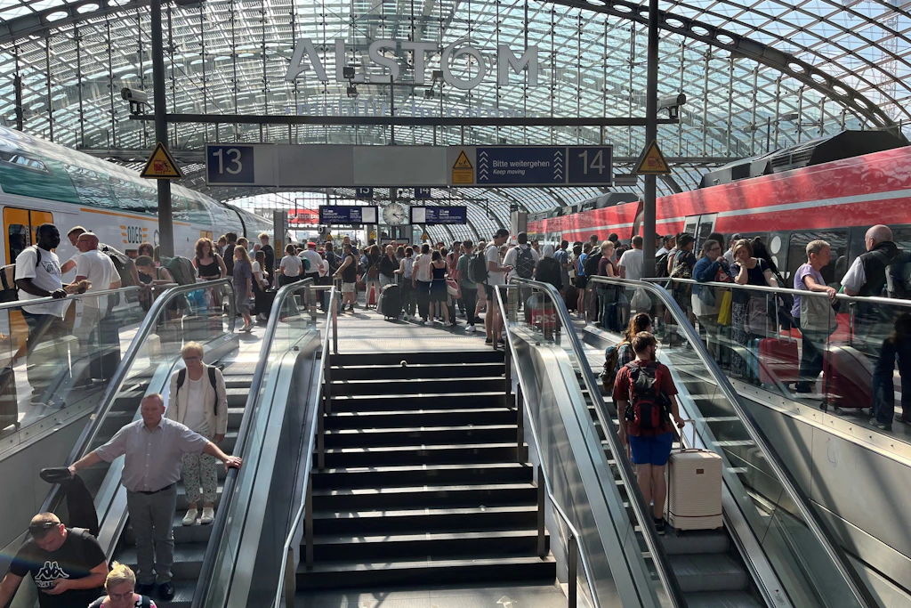 Viel Betrieb im Berliner Hauptbahnhof: An den Gleisen 13 und 14 drängen sich die Fahrgäste. „Bitte weitergehen“, steht auf einem Schild über der Fahrtreppe.