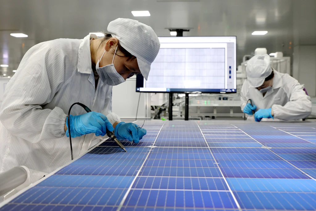 Solarmodulproduktion in China: Für den Ökonomen Stadelmann belegt die Dominanz chinesischer Hersteller, dass klimapolitische Vorreiterschaft keine Wettbewerbsvorteile garantiert.