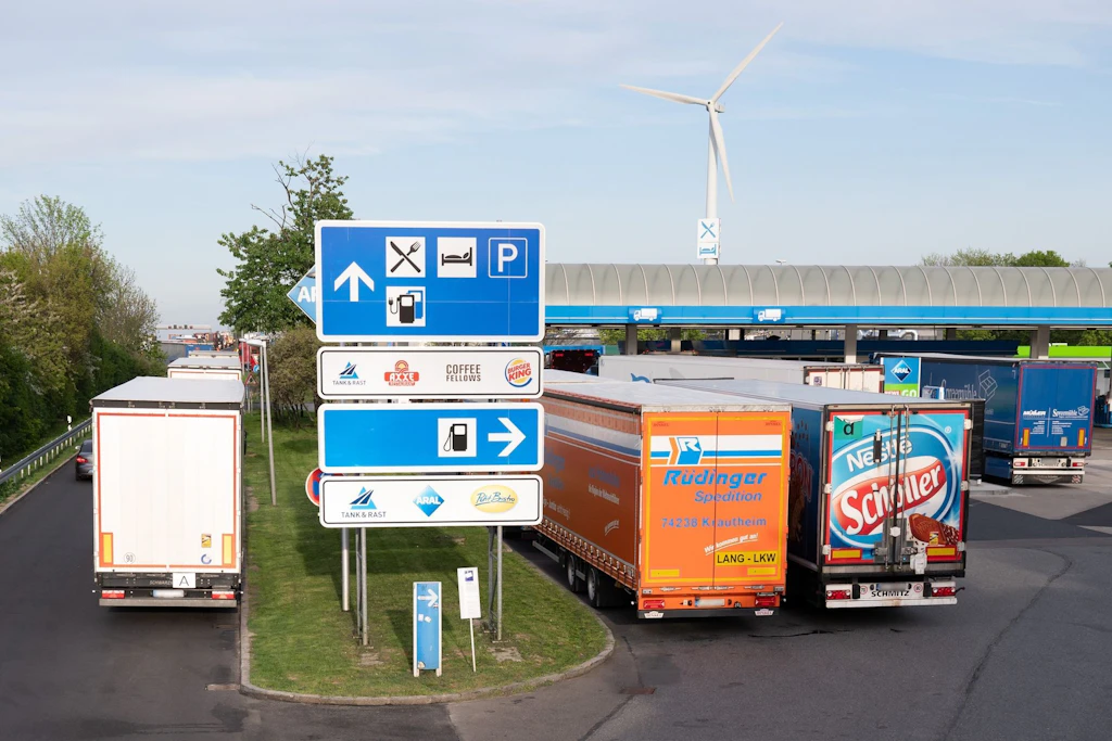 Zahlreiche Lkw parken an der Autobahnraststätte Dresdner Tor Süd an der Autobahn.