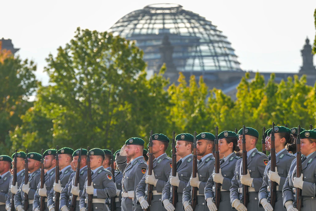 Das Wachbataillon der Bundeswehr vor der Kulisse der Reichstagskuppel. Deutschland beteiligt sich an vier der fünf von der EU gebilligten Verteidigungsprojekte.