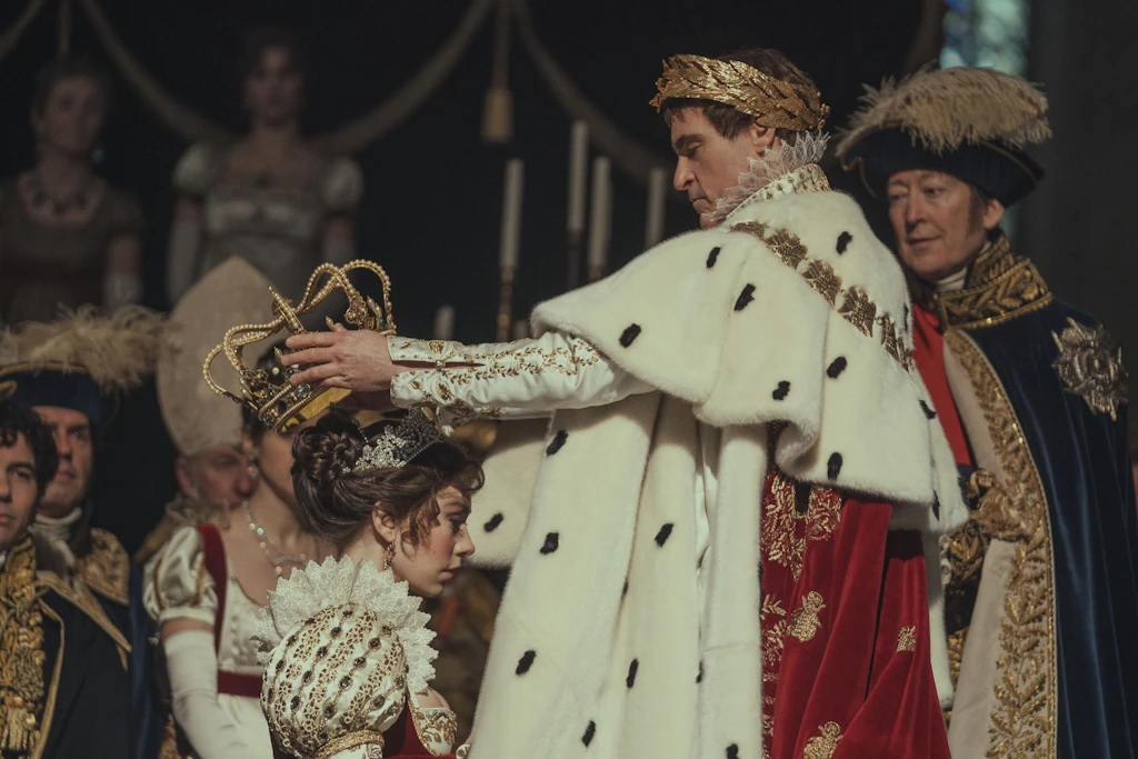 Vanessa Kirby (l) als Kaiserin Josephine und Joaquin Phoenix als Napoleon in einer Szene des Films „Napoleon“.