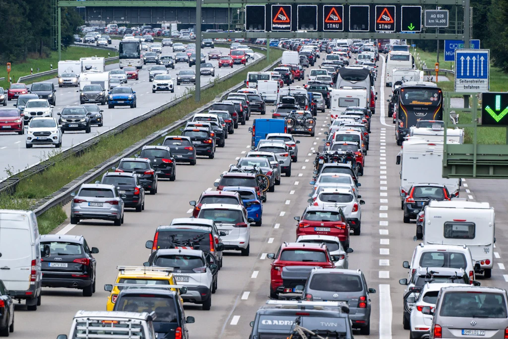 Stau auf der Autobahn A8. Deutschland und Frankreich wollen die CO₂-Vorgaben für Neuwagen ab 2035 lockern.