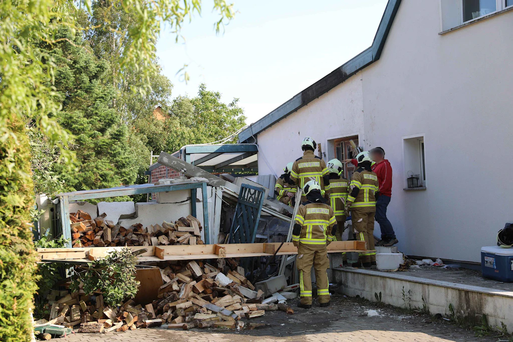 Durch die Explosion einer Solaranlage in Bentwisch wurden drei Feuerwehrleute verletzt und ein Schuppen zerstört.
