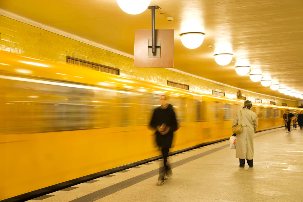Ein Zug der Linie U8 im U-Bahnhof Jannowitzbrücke in Mitte. Zu DDR-Zeiten war dies ein Geisterbahnhof. Seit dem 11. November 1989 halten hier wieder U-Bahnen. In der Nähe gelang 1980 eine Flucht.
