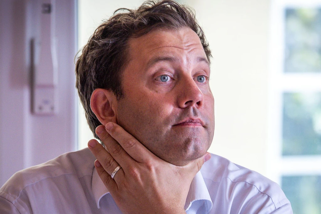 Finanzminister Lars Klingbeil (SPD) steht das Wasser bis zum Hals.